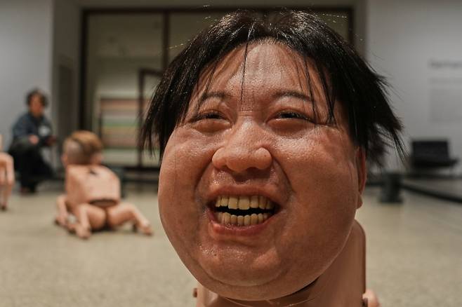 28일(현지시간) 독일 베를린 신박물관에서 열린 미국 작가 비플의 설치미술 작품 ‘평범한 동물들’에서 김정은 북한 국무위원장 얼굴을 한 로봇 개가 보인다. 2026.4.28 AP 연합뉴스