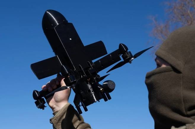 2026년 3월 11일 우크라이나 수도 키이우에서 우크라이나 회사 제너럴 체리의 교관이 러시아 공격 드론을 격추하도록 설계된 대공 요격 드론의 작동법을 시연하고 있다. AP 연합뉴스