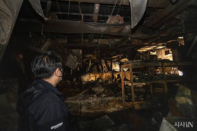 3월20일 오후 안전공업에서 타오른 불길은 엘엔티로 옮겨붙었다. 사진은 불에 탄 엘엔티 1층 조립 공간의 모습. ⓒ시사IN 조남진