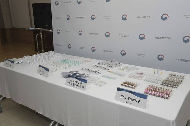 식품약의약품안전처는 서울 광진구 모 내과의원에서 빼돌린 프로포폴과 미다졸람 등을 자택에서 상습 투약한 간호조무사 A씨(현재 사망)와 의료용 마약류 투약 내역을 허위 보고한 내과의사 B씨를 각각 마약류 관리에 관한 법률 위반 혐의로 검찰에 송치했다고 29일 밝혔다. ⓒ식약처 제공