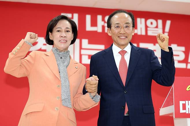 추경호 국민의힘 대구시장 후보가 26일 오후 국민의힘 대구시당에서 당의 대구시장 최종후보로 선정된 것과 관련해 기자들의 질문에 답한 뒤 이인선 대구시당 위원장(왼쪽)과 파이팅 포즈를 취하고 있다.