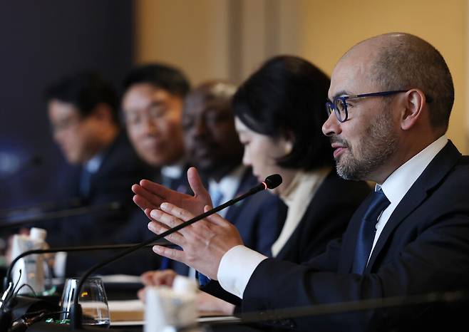 데미스 허사비스 구글 딥마인드 최고경영자(CEO)가 27일 서울 종로구 포시즌스호텔에서 열린 과기정통부-구글 딥마인드 MOU 체결식에서 인사말을 하고 있다. ⓒ연합뉴스