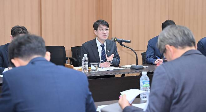 김정기 대구시장 권한대행이 지난 2025년 10월24일 있은 이재명 대통령의 대구 타운홀미팅 논의 사항에 대한 후속 조치 회의를 주재하고 있다. ⓒ대구시