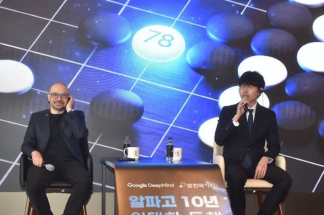 데미스 허사비스 CEO(왼쪽)와 신진서 9단이 대담을 하고 있다.                   사진제공 ｜한국기원