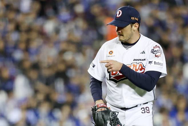 두산 잭로그가 29일 잠실 삼성전에 선발등판해 6회초를 마무리한 뒤 세리머니를 하고 있다. 잠실｜뉴시스