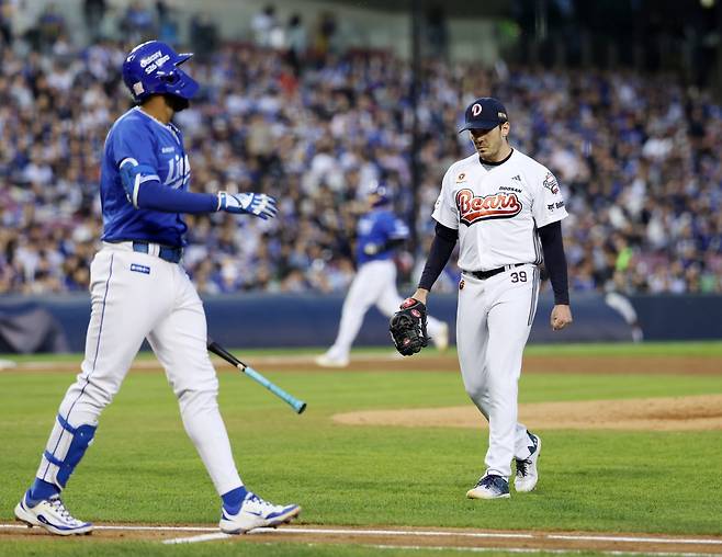 두산 잭로그(오른쪽)가 29일 잠실 삼성전에 선발등판해 3회초 위기를 벗어난 뒤 더그아웃으로 향하고 있다. 잠실｜뉴시스