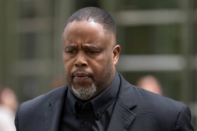 전 미국프로농구 선수 데이먼 존스가 28일 미국 뉴욕 브루클린 연방법원을 나서고 있다. 존스는 프로농구 선수들의 비공개 부상 정보를 활용한 불법 스포츠 베팅 공모 혐의에 대해 유죄를 인정했다. 미국프로농구 출신인 존스는 최대 27개월 실형 가능성에 직면했다. AP