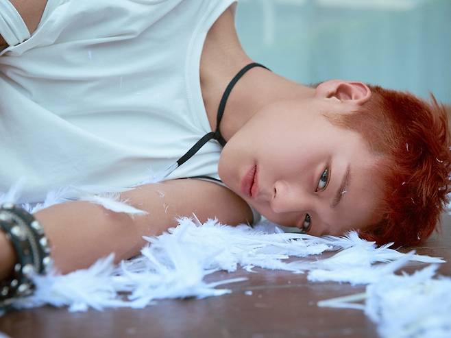 포즈를 취하고 있는 가수 박지훈. YY엔터테인먼트 제공