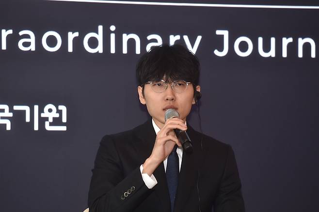 신진서 9단이 29일 서울 중구 웨스틴조선호텔에서 열린 ‘알파고 10년 : 위대한 동행’ 행사에서 질문에 답하고 있다.  한국기원 제공