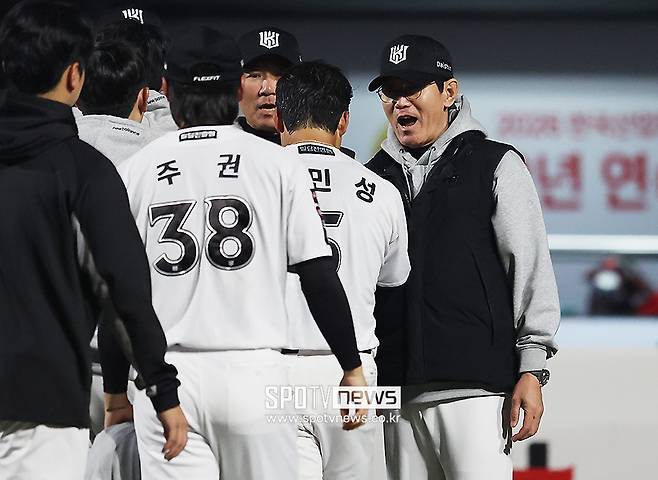 ▲ 강민성의 끝내기 안타를 축하하는 이강철 감독 ⓒ곽혜미 기자