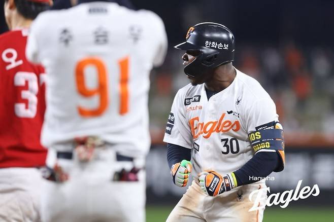 ▲ 28일 대전 SSG전에서 연장 10회 극적인 동점 적시타를 때리고 포효하는 요나단 페라자 ⓒ한화이글스