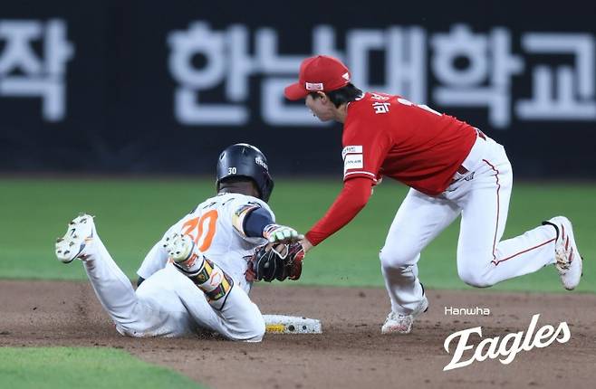 ▲ 28일 대전 SSG전 4회 2루 도전 상황에서 절묘한 슬라이딩으로 태그를 피하고 있는 요나단 페라자 ⓒ한화이글스