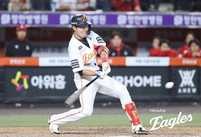 ▲ 29일 대전 SSG전에서 몸에 맞는 공으로 교체된 심우준 ⓒ한화이글스