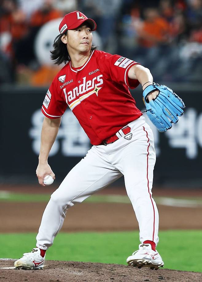 ▲ 29일 대전 한화전에서 불펜으로 나가 3이닝 무실점을 기록하며 완벽한 투구를 한 문승원 ⓒSSG랜더스