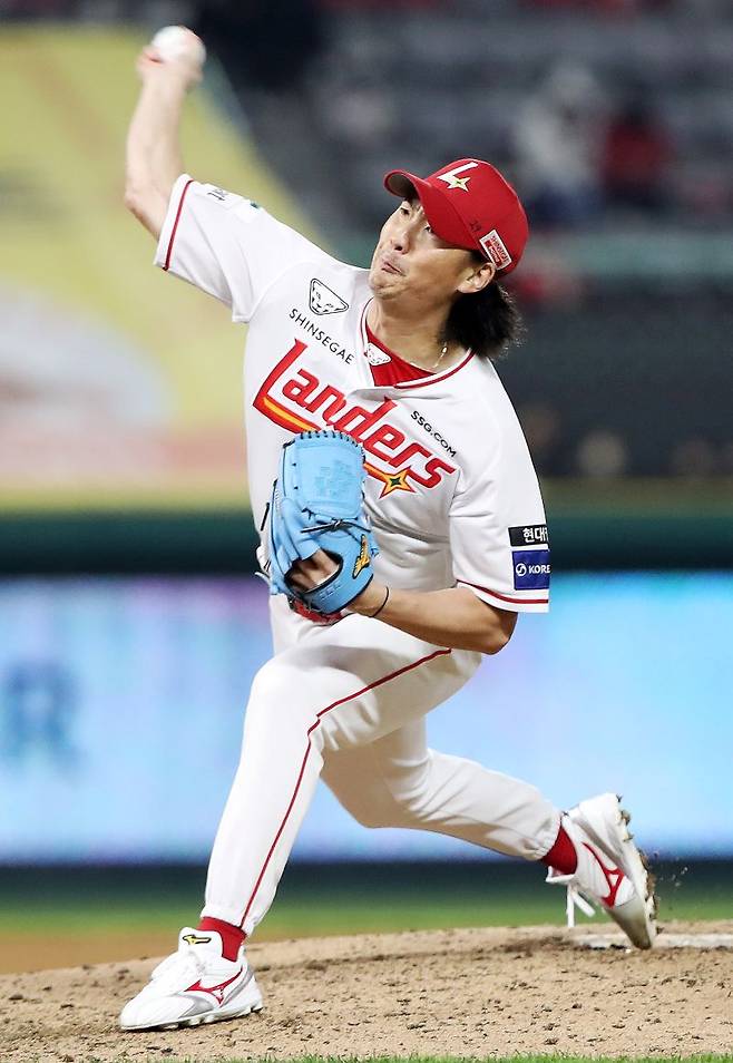 ▲ 올 시즌 불펜으로 전향해 강렬한 활약을 이어 가고 있는 문승원 ⓒSSG랜더스