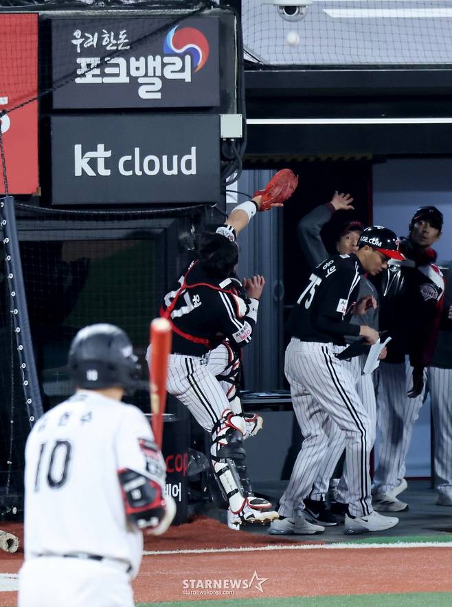 [카메라톡스]'파울공 하나가 가른 승부'  9회말 2사 만루 박동원이 김현수의 파울볼만 잡았더라면