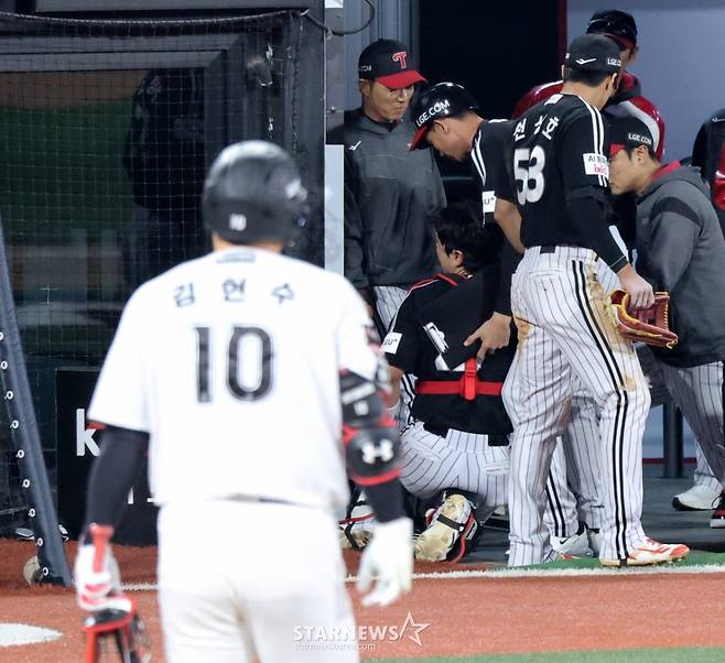 [카메라톡스]'파울공 하나가 가른 승부'  9회말 2사 만루 박동원이 김현수의 파울볼만 잡았더라면