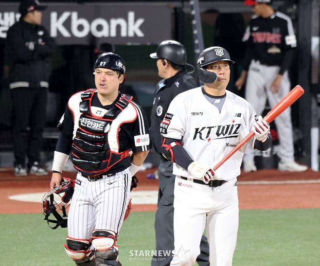 [카메라톡스]'파울공 하나가 가른 승부'  9회말 2사 만루 박동원이 김현수의 파울볼만 잡았더라면