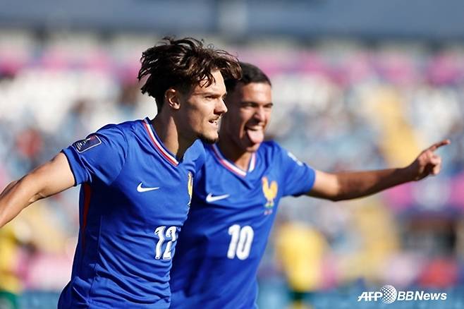 프랑스 U-20 대표팀 주장 시절 마이삼 베나마(왼쪽). /AFPBBNews=뉴스1