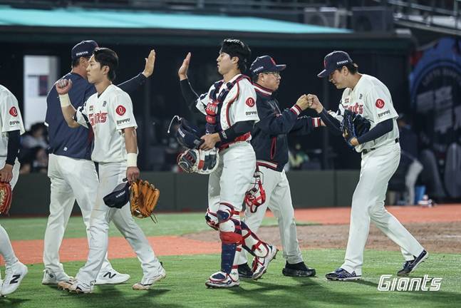 28일 경기를 마친 뒤 세이브를 올린 김원중(오른쪽)과 김태형 감독이 하이파이브를 하고 있다. /사진=롯데 자이언츠