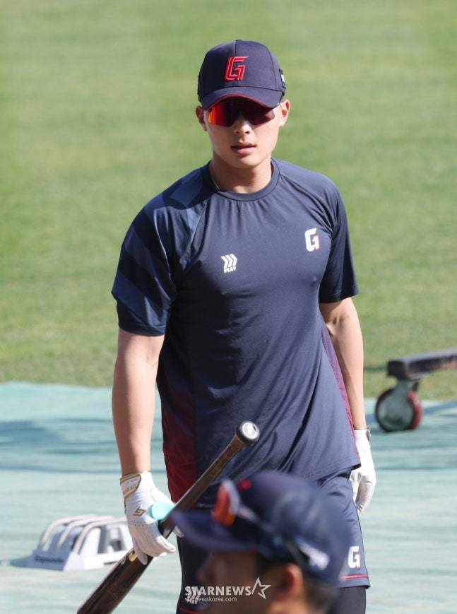 훈련하는 윤동희. /사진=김진경 대기자