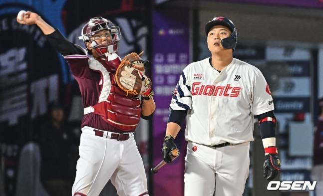 28일 삼진을 당한 뒤 아쉬워하는 한동희(오른쪽).