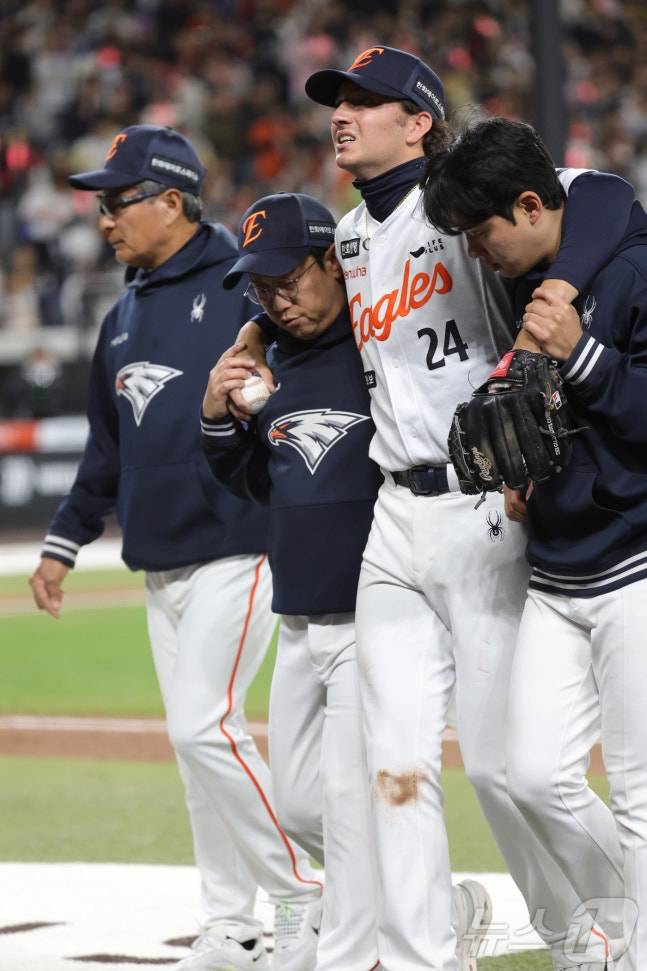 한화 이글스 외국인 투수 오웬 화이트(가운데)가 지난달 31일 KT 위즈전에서 허벅지를 다친 뒤 스태프들의 부축을 받고 더그아웃으로 향하고 있다. /사진=뉴스1