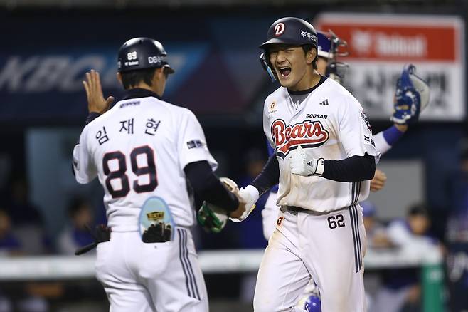 두산 안재석(오른쪽)이 29일 삼성전 7회 홈런을 친 뒤 홈인하고 있다. /사진=두산 베어스