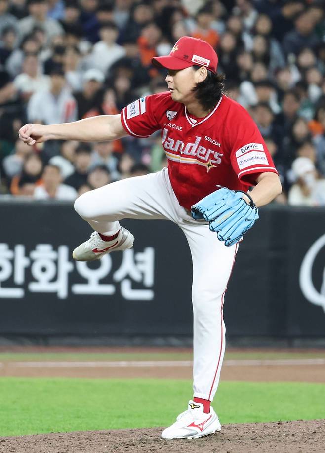 SSG 랜더스 투수 문승원이 29일 대전 한화생명볼파크에서 열린 한화 이글스와 방문경기에서 5회말 구원 등판해 역투하고 있다. /사진=뉴스1
