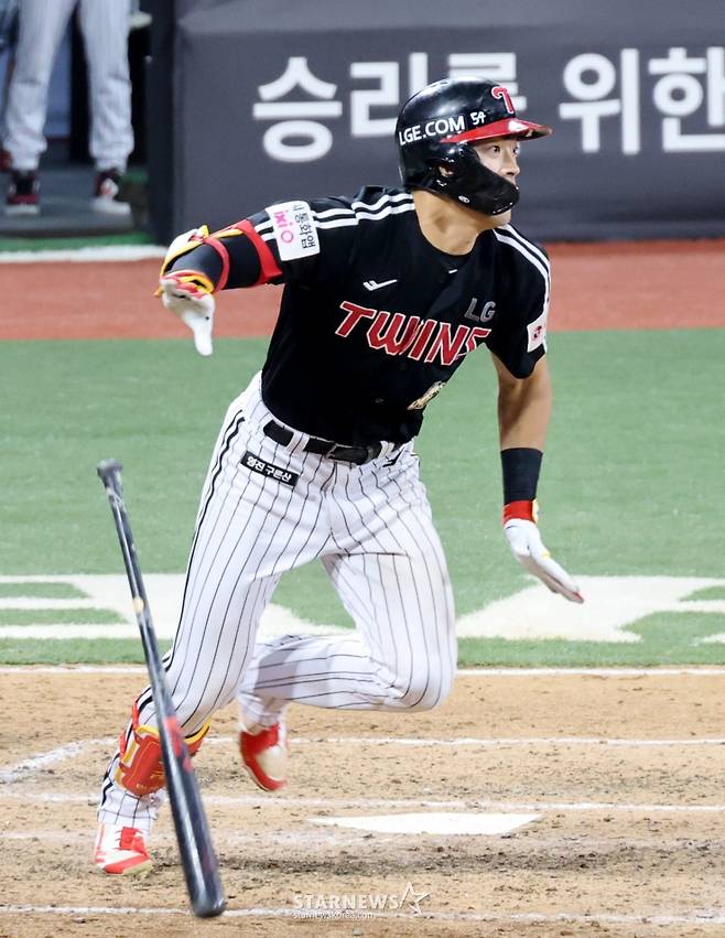 [한번에쓱]'연장10회초 안타치고 폭투때 3루까지 그리고 득점까지 완성' 친정 상대로 맹활약 천성호