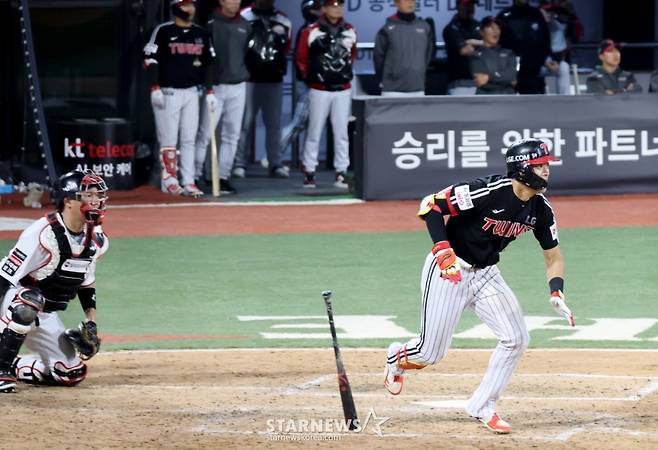 [한번에쓱]'연장10회초 안타치고 폭투때 3루까지 그리고 득점까지 완성' 친정 상대로 맹활약 천성호