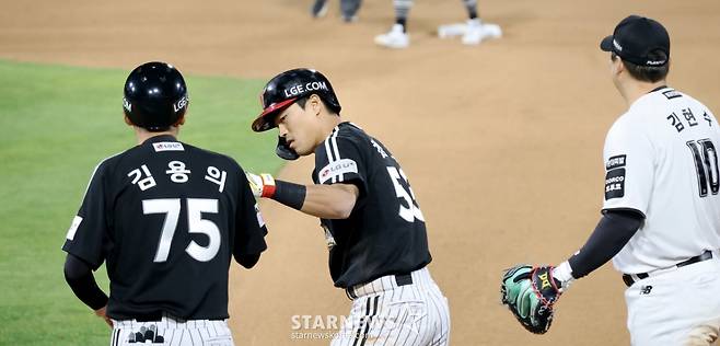 [한번에쓱]'연장10회초 안타치고 폭투때 3루까지 그리고 득점까지 완성' 친정 상대로 맹활약 천성호