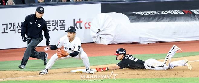[한번에쓱]'연장10회초 안타치고 폭투때 3루까지 그리고 득점까지 완성' 친정 상대로 맹활약 천성호