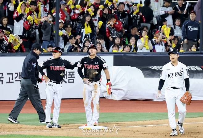 [한번에쓱]'연장10회초 안타치고 폭투때 3루까지 그리고 득점까지 완성' 친정 상대로 맹활약 천성호