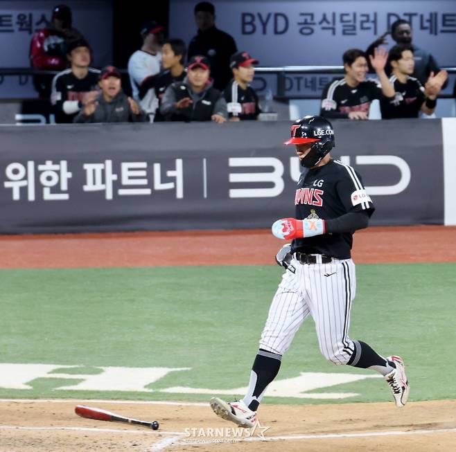 [한번에쓱]'연장10회초 안타치고 폭투때 3루까지 그리고 득점까지 완성' 친정 상대로 맹활약 천성호