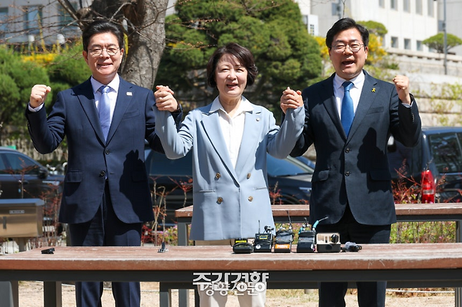 더불어민주당 추미애 경기도지사 후보(가운데), 정원오 서울시장 후보(왼쪽)·박찬대 인천시장 후보가 지난 4월 12일 국회 소통관 앞에서 열린 간담회에 참석해 기념촬영을 하고 있다. 권도현 기자