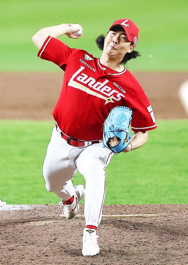 29일 오후 대전 한화생명 볼파크에서 열린 '2026 신한 SOL KBO리그' SSG 랜더스와 한화 이글스의 경기, SSG 문승원이 공을 힘차게 던지고 있다. SSG 랜더스