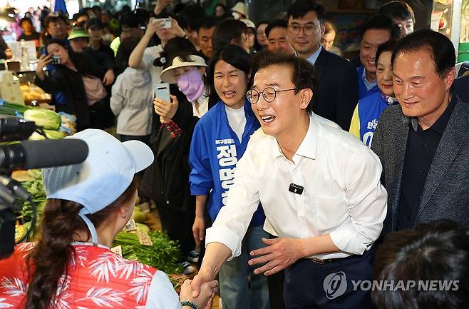 구포시장 찾은 전재수 [연합뉴스 자료사진]