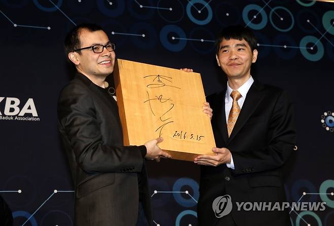 데미스 허사비스 CEO와 이세돌 9단이 2016년 대국 당시 바둑판을 들어보이는 장면 [연합뉴스 자료사진]
