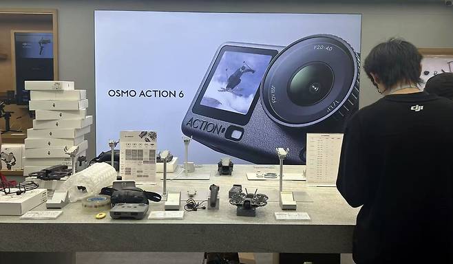 드론 없는 드론 판매점 (베이징=연합뉴스) 한종구 특파원 = 28일 오후 중국 베이징 한 DJI 매장에서 점원이 드론을 정리하고 있다. 2026.4.28.