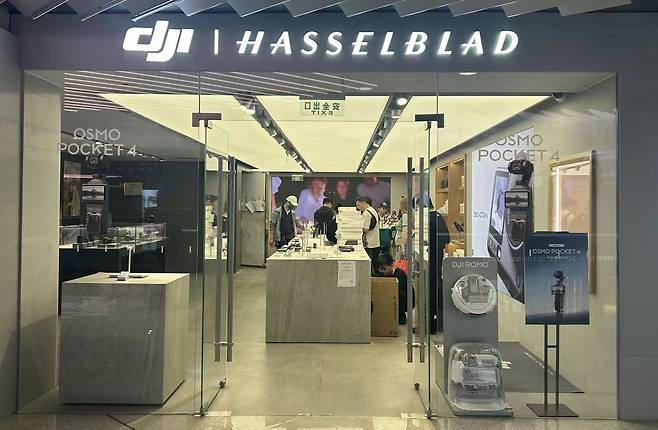 드론 없는 드론 판매점 (베이징=연합뉴스) 한종구 특파원 = 28일 오후 중국 베이징 한 DJI 매장에서 점원이 드론을 정리하고 있다. 2026.4.28.