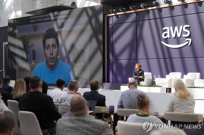 샘 올트먼의 AWS 행사 영상 메시지 샘 올트먼 오픈AI 최고경영자(CEO)가 28일(현지시간) 미국 샌프란시스코에서 열린 아마존웹서비스(AWS) 행사에 영상으로 메시지를 전하고 있다. 올트먼 CEO는 이날 행사에 참석하려 했지만, 일론 머스크 테슬라 CEO가 제기한 재판에 출석하게 되면서 일정을 변경했다. [AP=연합뉴스]