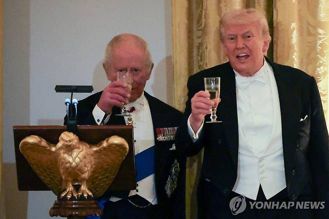 건배하는 찰스 국왕과 트럼프 대통령(오른쪽) [로이터 연합뉴스. 재판매 및 DB 금지]