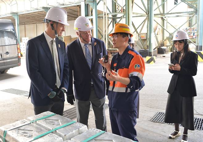 온산제련소 살펴보는 美 테네시주 관계자들 [고려아연 제공. 재판매 및 DB 금지]