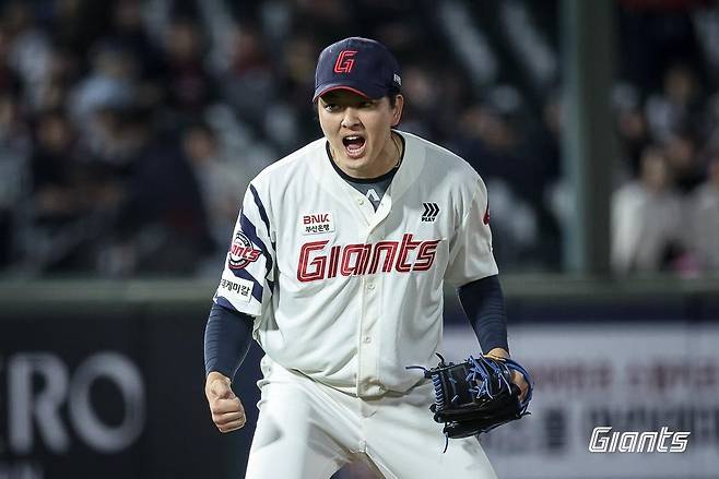 5-4 승리를 지키고 환호하는 롯데 김원중 [롯데 자이언츠 제공. 재판매 및 DB 금지]