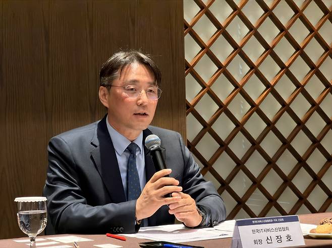신장호 한국IT서비스산업협회장 신장호 한국IT서비스산업협회장이 29일 서울 양재 엘타워에서 열린 기자간담회에서 발표하고 있는 모습. [권하영 촬영]