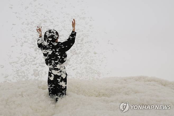 주디 시카고 작 '깃털의 방' (서울=연합뉴스) 류효림 기자 = 29일 서울 용산구 한남동 리움미술관에서 열린 '다른 공간 안으로: 여성 작가들의 공감각적 환경 1956-1976' 전시 기자간담회 및 프리뷰에서 참석자들이 전시를 살펴보고 있다. 2026.4.29 ryousanta@yna.co.kr