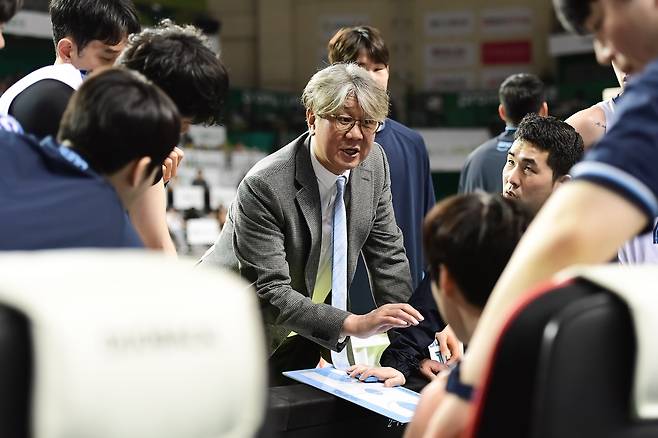 선수들에게 작전 지시하는 손창환 감독 [KBL 제공. 재판매 및 DB 금지]