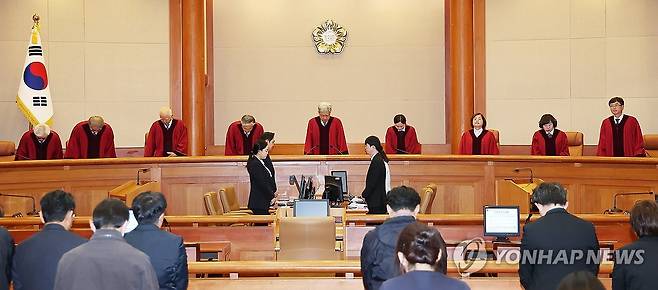 인사하는 헌법재판관들 (서울=연합뉴스) 김성민 기자 = 김상환 헌법재판소장을 포함한 헌법재판관들이 '대리점거래의 공정화에 관한 법률' 부칙 제2조 위헌제청 등의 선고를 위해 29일 서울 종로구 헌법재판소 대심판정에서 인사하고 있다. 2026.4.29 ksm7976@yna.co.kr