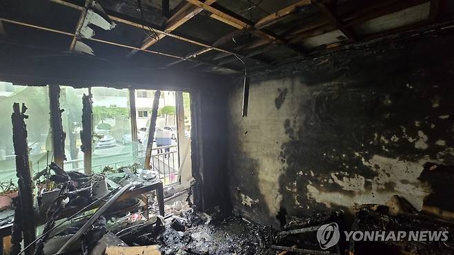 불이 난 문화동 아파트 1층 가정집 내부 [대전소방본부 제공. 재판매 및 DB 금지]